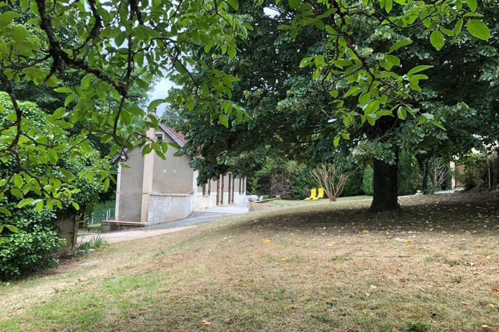 Pays-de-Belvès. Maison entre campagne et village. Extérieur photo