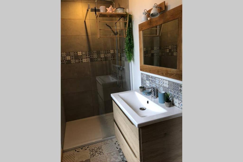 Pays-de-Belvès. Maison entre campagne et village. Extérieur photo