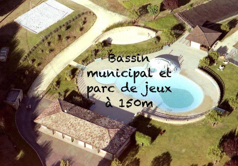 Pays-de-Belvès. Maison entre campagne et village. Extérieur photo