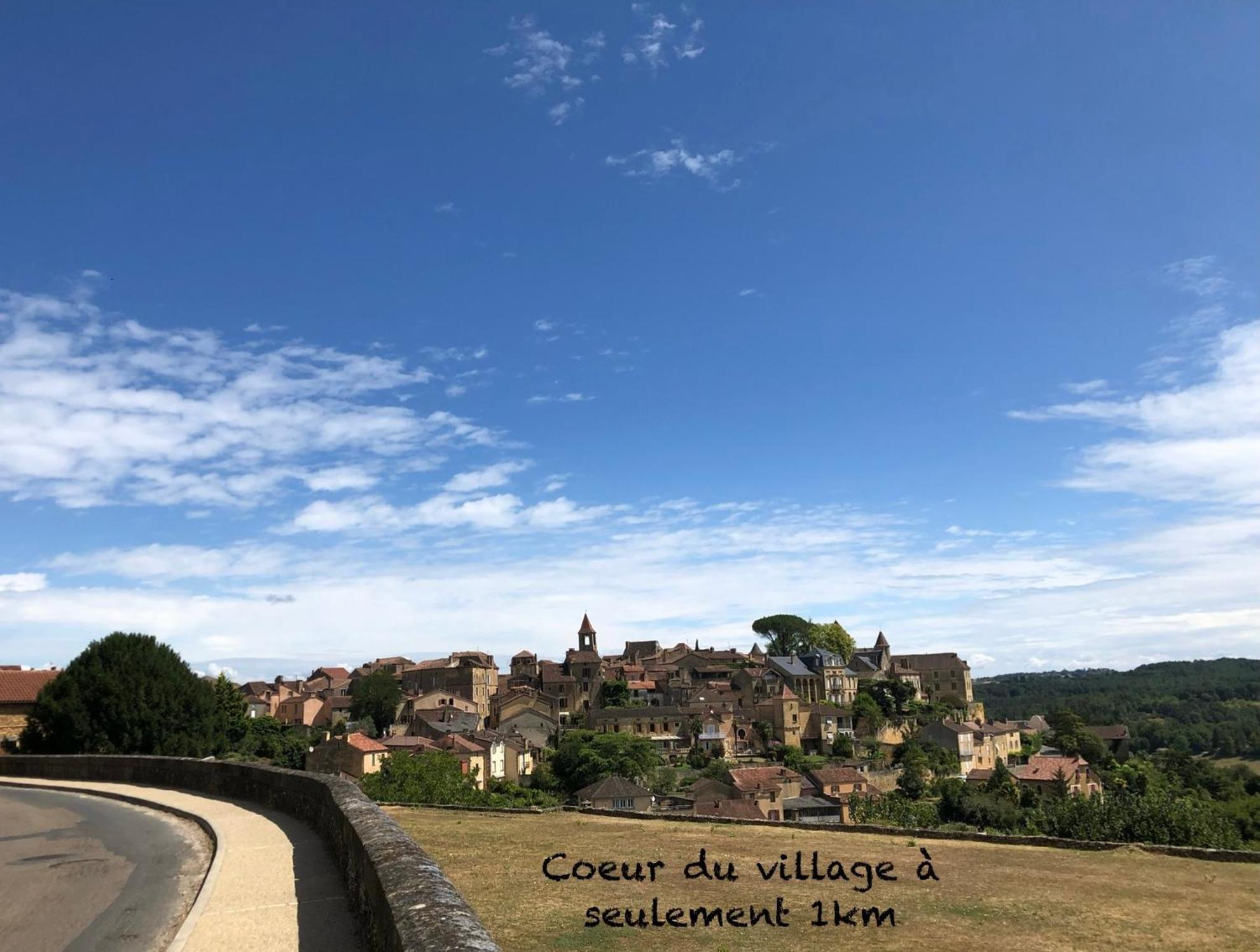 Pays-de-Belvès. Maison entre campagne et village. Extérieur photo