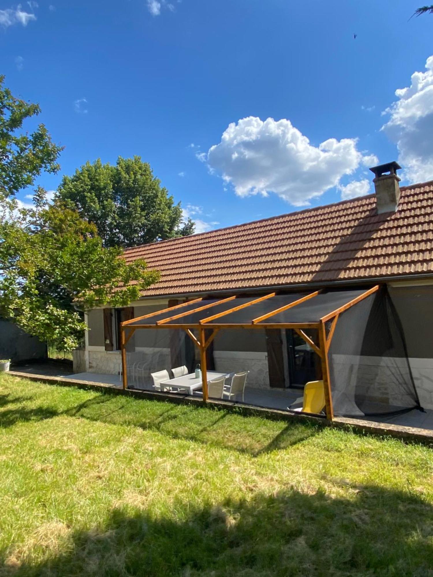 Pays-de-Belvès. Maison entre campagne et village. Extérieur photo