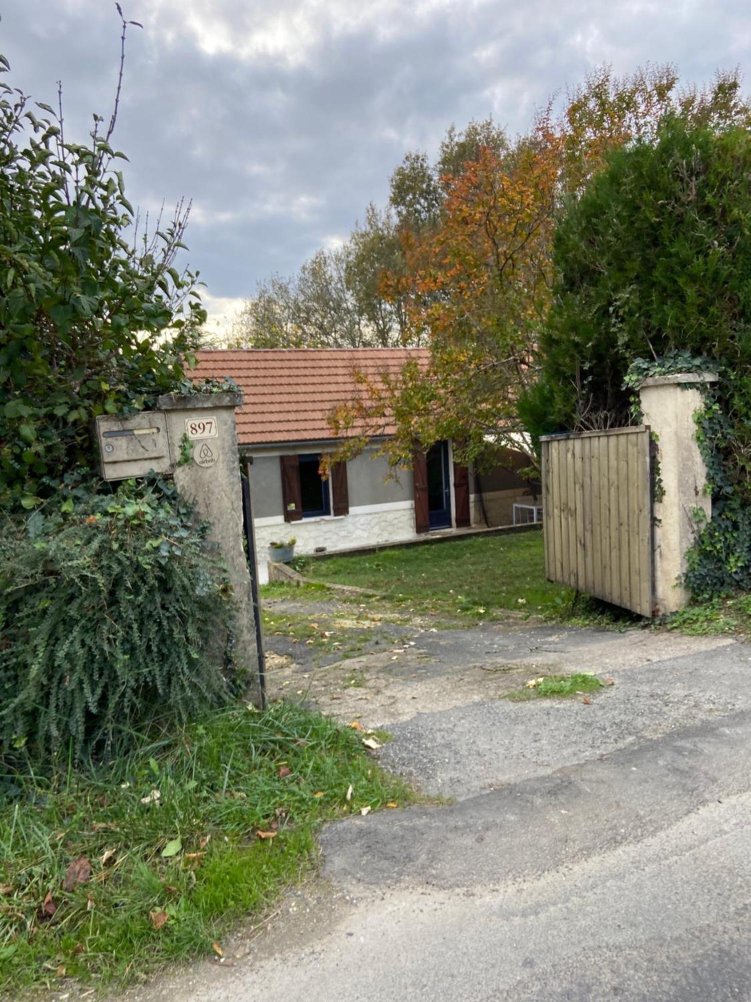 Pays-de-Belvès. Maison entre campagne et village. Extérieur photo
